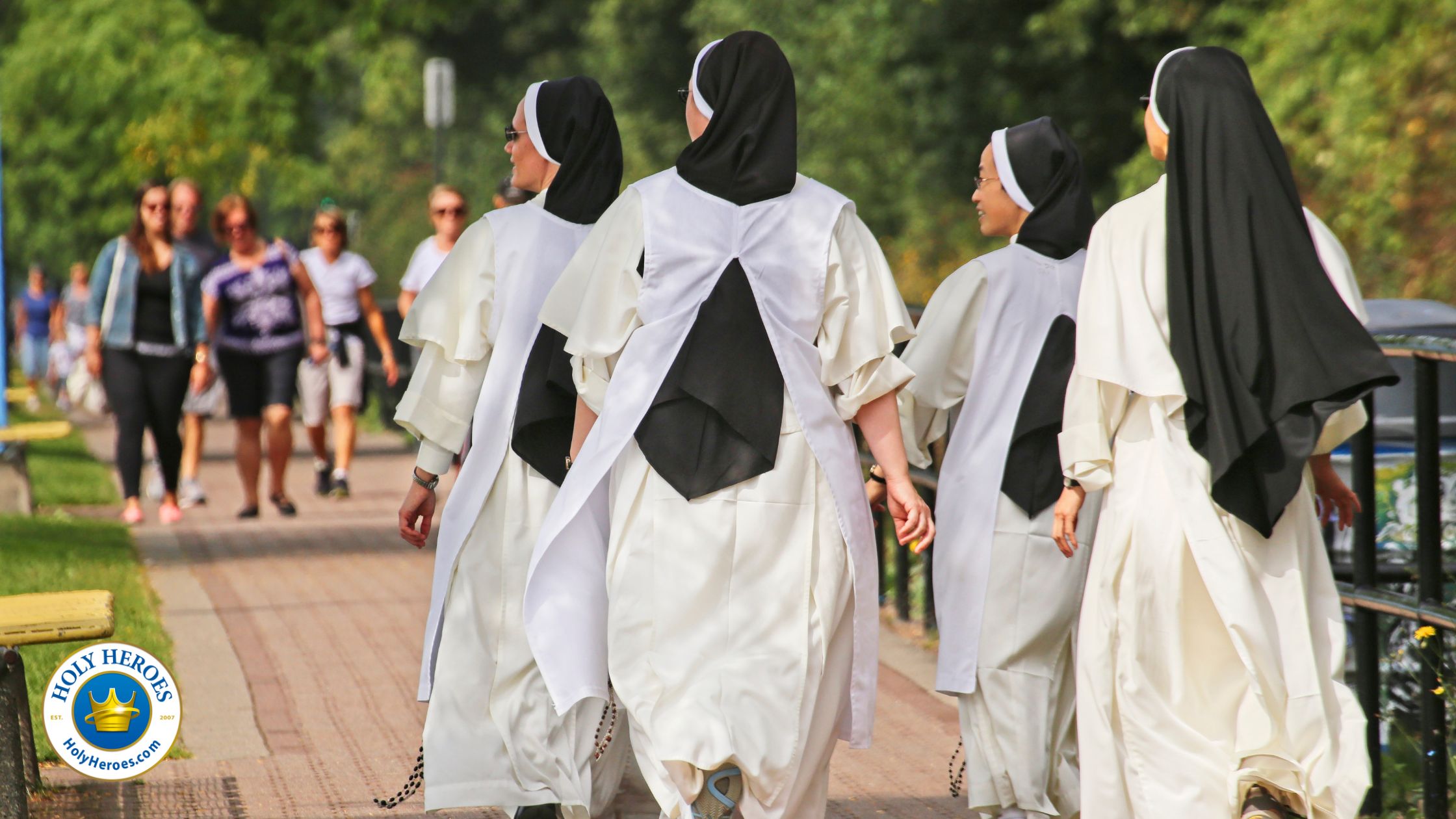 Культовая одежда. Одеяние монахини католички. Монахини Католические Тамплиерские. Монахини католички в церкви. Католические монахини Ватикан.